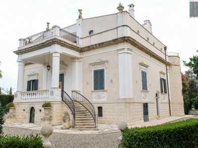 Si innalza su tre livelli (tavernetta, piano terra e sottotetto), scanditi da altrettanti e differenti paramenti murari: bugnato, pietra liscia e muro intonacato. L�eclettico stile combina la simmetria neoclassica tripartita del prospetto, con colonne e doppie lesene angolari...
